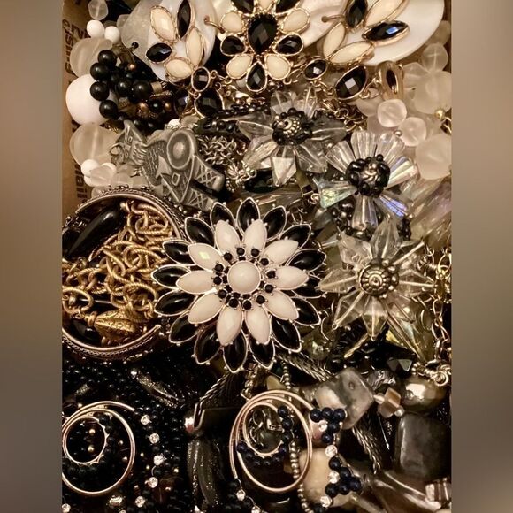 Premium Vintage Jewelry Lot~ 2 LBs Estate necklace earrings, rings, bracelet - Picture 10 of 10